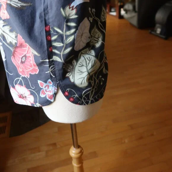 Authentic GUCCI print button front blouse size 40 made in Italy 100% cotton long